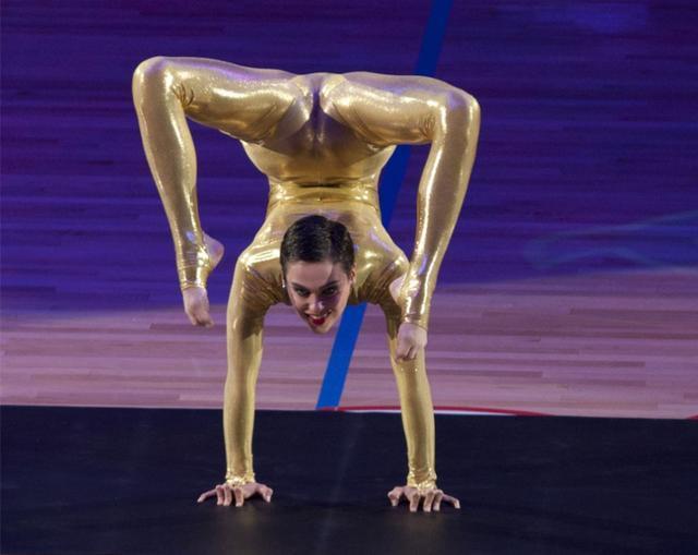 柔术精彩时刻,美女身穿金色紧身衣展现高难度柔术 柔术精彩时刻,美女身穿金色紧身衣展现高难度柔术