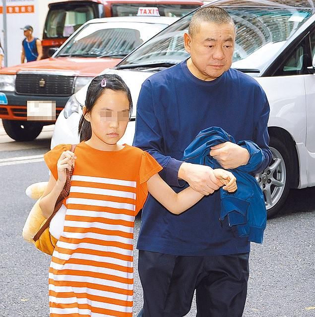 刘銮雄携甘比一家看电影,竟还带上前妻的儿子