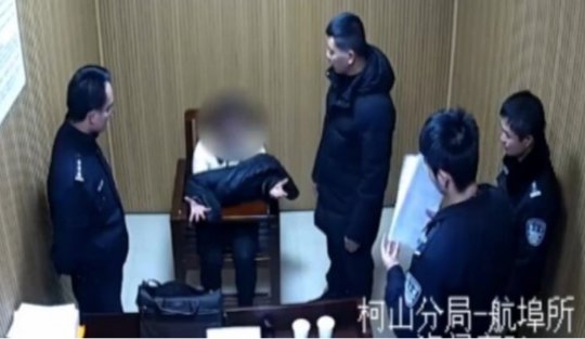 两车相撞轻微刮伤 女子竟撒泼咬伤3位交警