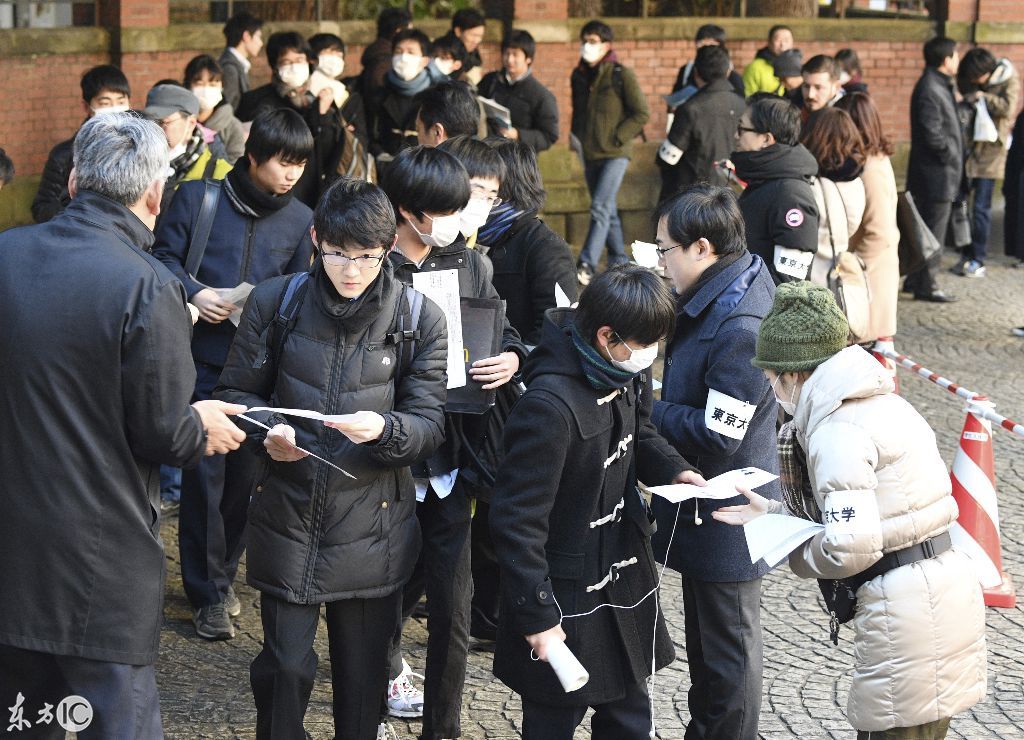 2018日本大学统一高考,学生们踏雪入考场,有人