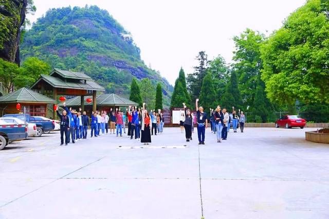 壮观极了!全国70名媒体大咖罗汉岩集体拍抖音