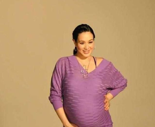 钟丽缇孕肚特别大快要产子,想到当年的她,网友:回不去的18岁