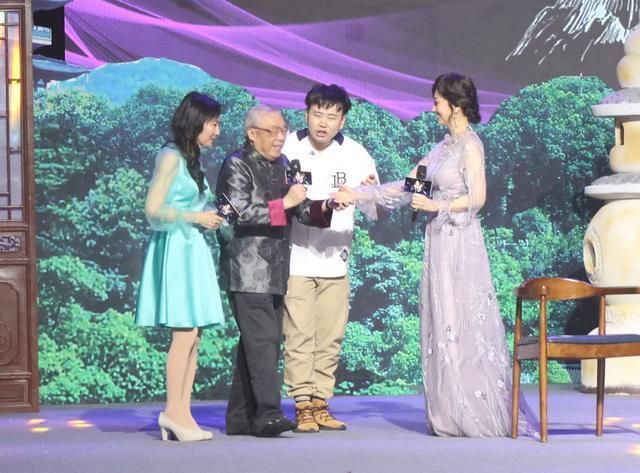 《新白娘子传奇》剧组26年后重聚,可惜再也看