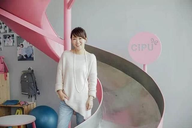 女同事带儿子来上班,主管情绪失控怒罚1000块