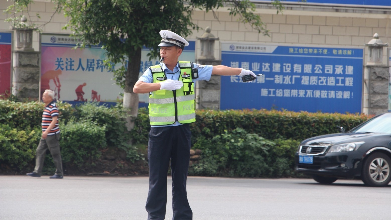 又是一年高考时  看看交警这一天