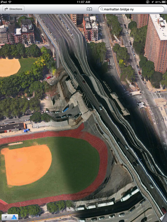 【苹果地图(2012年)】
2012年库克推出iPhone 5时,还推出全新的苹果地图应用来替代由谷歌驱动的地图应用。然而,该应用很快就招来了大量的嘲笑和诟病,它可以说错漏百出,比如给出的导航路线不正确,卫星视图“融化”(如上面的曼哈顿大桥图)。谷歌几个月后推出了新版谷歌地图,马上平息了苹果用户的不满,但苹果地图实在太烂,库克不得不公开致歉。不过,这些年来,苹果地图已经有了大幅的改进。