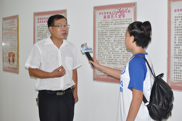 凌,争做遵纪守法好少年--新华小记者走进杞县人