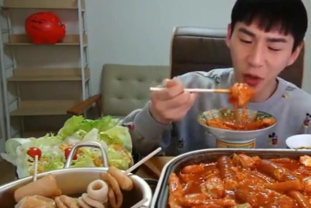 韩国人直播吃芝士火锅,一口塞满,看着都流口水