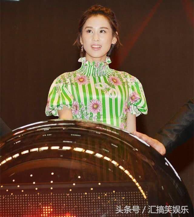 黄圣依出席活动,绿裙子吐槽像桌布,以为很仙的