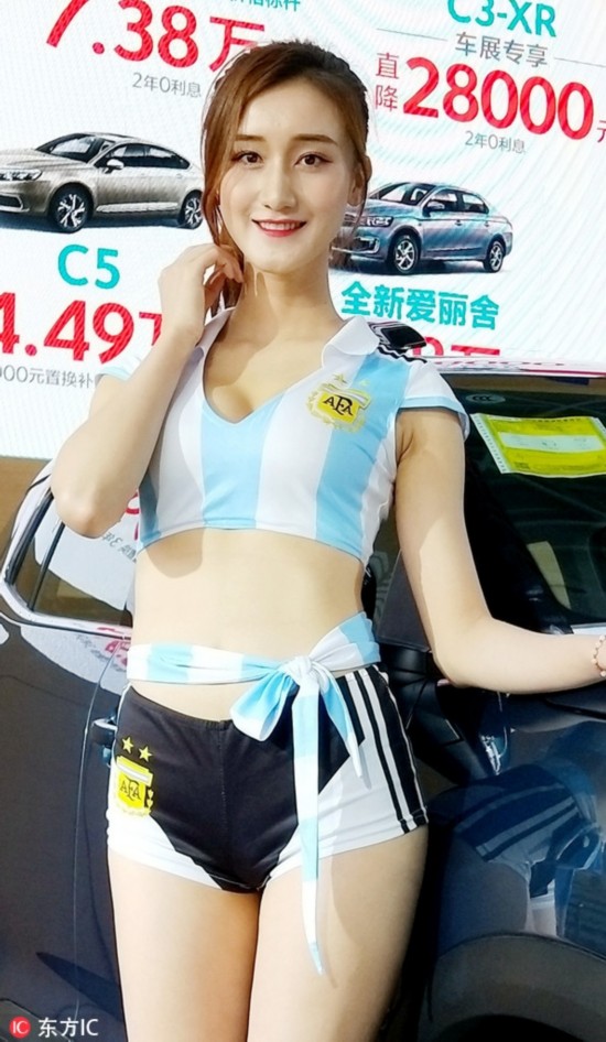 车展车模身着世界杯球队队服秀大长腿吸睛