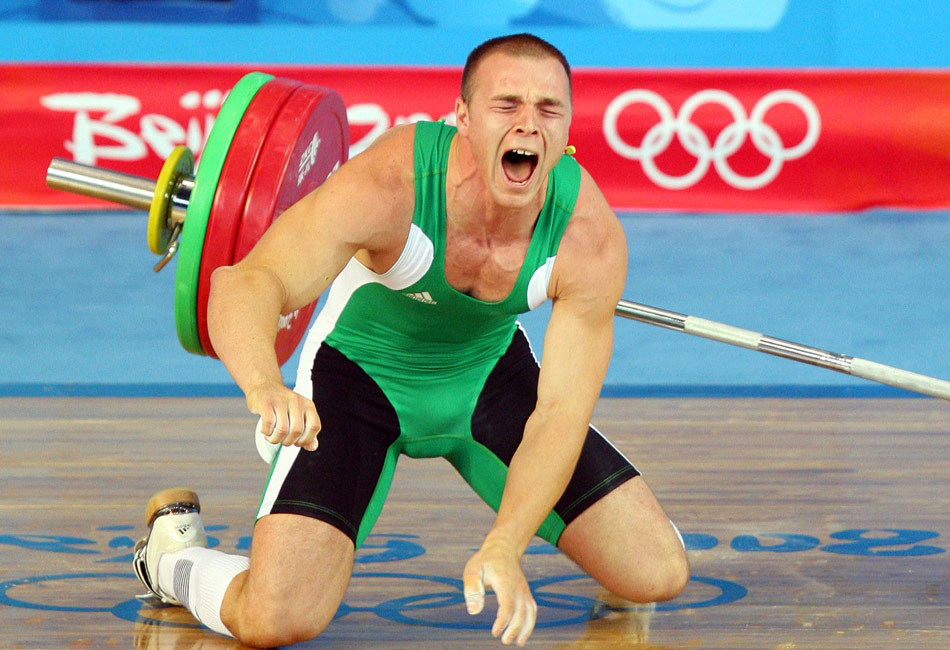 杠铃落下时杠铃杆压到了他的右侧肩背部，亚诺什当即痛苦倒地，以手扶住自己的右肩。现场医务人员立刻用担架将亚诺什抬下场去。