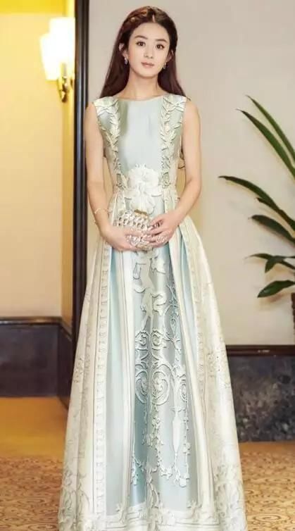 娜扎、迪丽热巴、赵丽颖同穿绿裙子,谁是最美