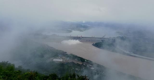 三峡大坝今年首次泄洪,2018第1号洪水顺利过