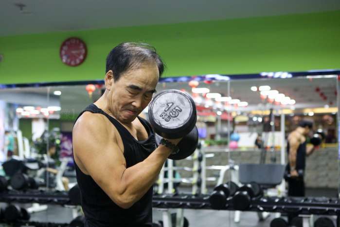 国企领导退休后当保洁员 每天健身两小时身体