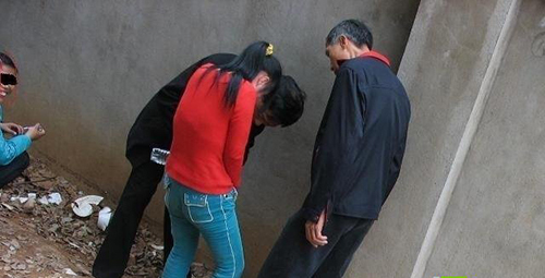 摸一次一块 20余老汉轮流上阵