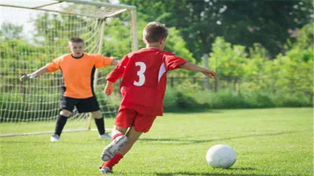 在足球比赛时,裁判拿出绿牌,到底会发生什么事