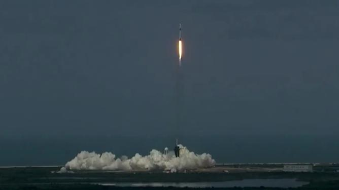 美国SpaceX载人龙飞船发射成功