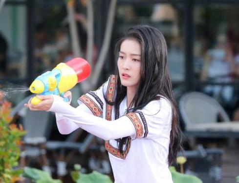 鞠婧祎卸妆后打82分,张雪迎卸妆后打96分,她打