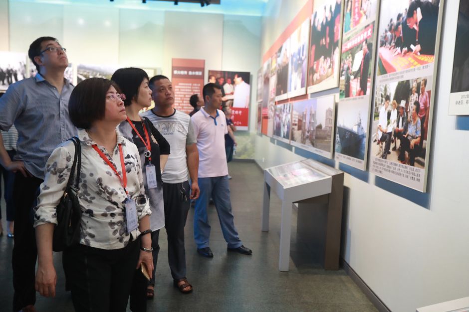 在沂蒙革命纪念馆内,听着革命故事,代表团成员不禁动容。大众网记者 王长坤 摄