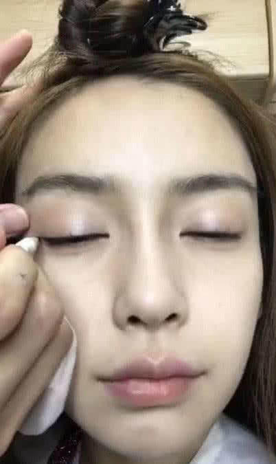 baby素颜直播化妆,粉底涂的太厚了,妆前妆后差