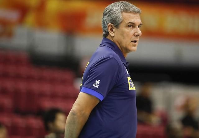 世锦赛扎心一幕!巴西女排队员伤心落泪,球迷:应