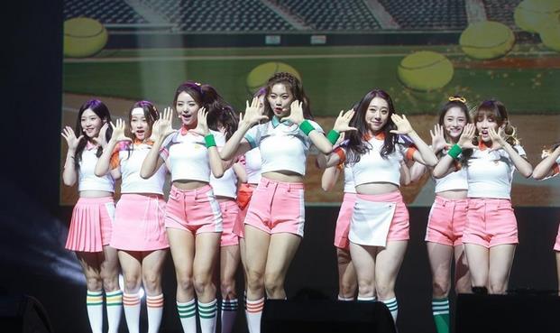 韩国女团变身啦啦宝贝。
