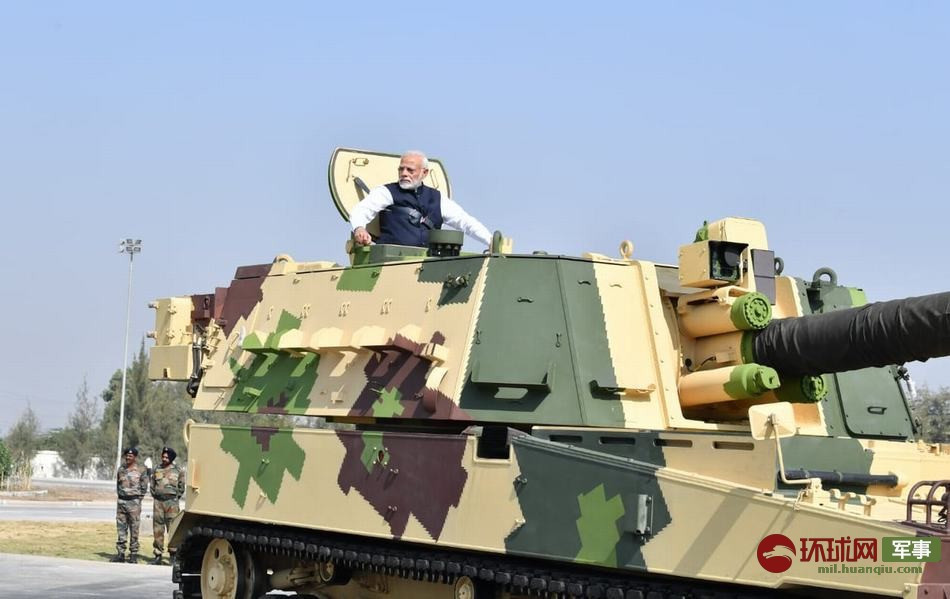 印度制造雄心:莫迪试乘国产自行火炮