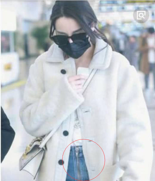 迪丽热巴在裤门事件后,没想到又穿起了黑丝网