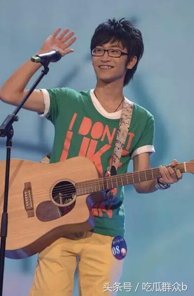 看《歌手》,镜头扫到菲律宾歌手kz的音乐合伙人谭佑铭在给她翻译,讲