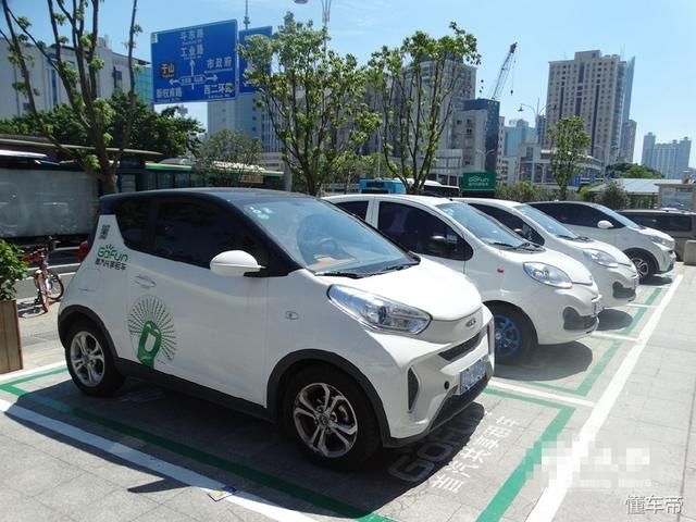 私家车霸占共享汽车车位,还叫来朋友围堵停车