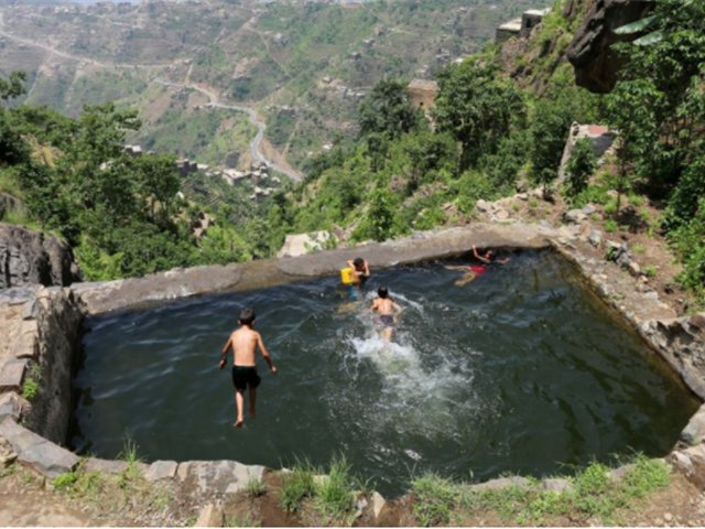这个位于阿拉伯半岛的国家,地下却没有石油!网