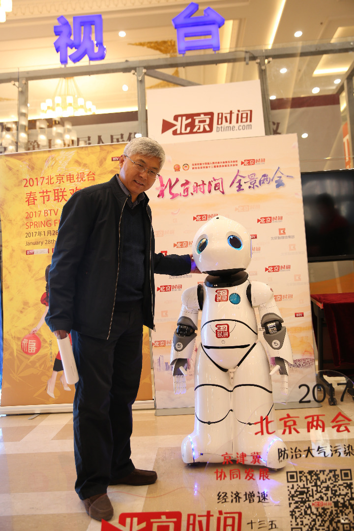 北京市第十四届人民代表大会第五次会议召开，机器人优友作为北京时间特邀记者来到会场，与代表聊天互动、亲密合影，开心时还跳起了炫酷的舞蹈，为大家带来了欢声笑语，收获了众多粉丝。