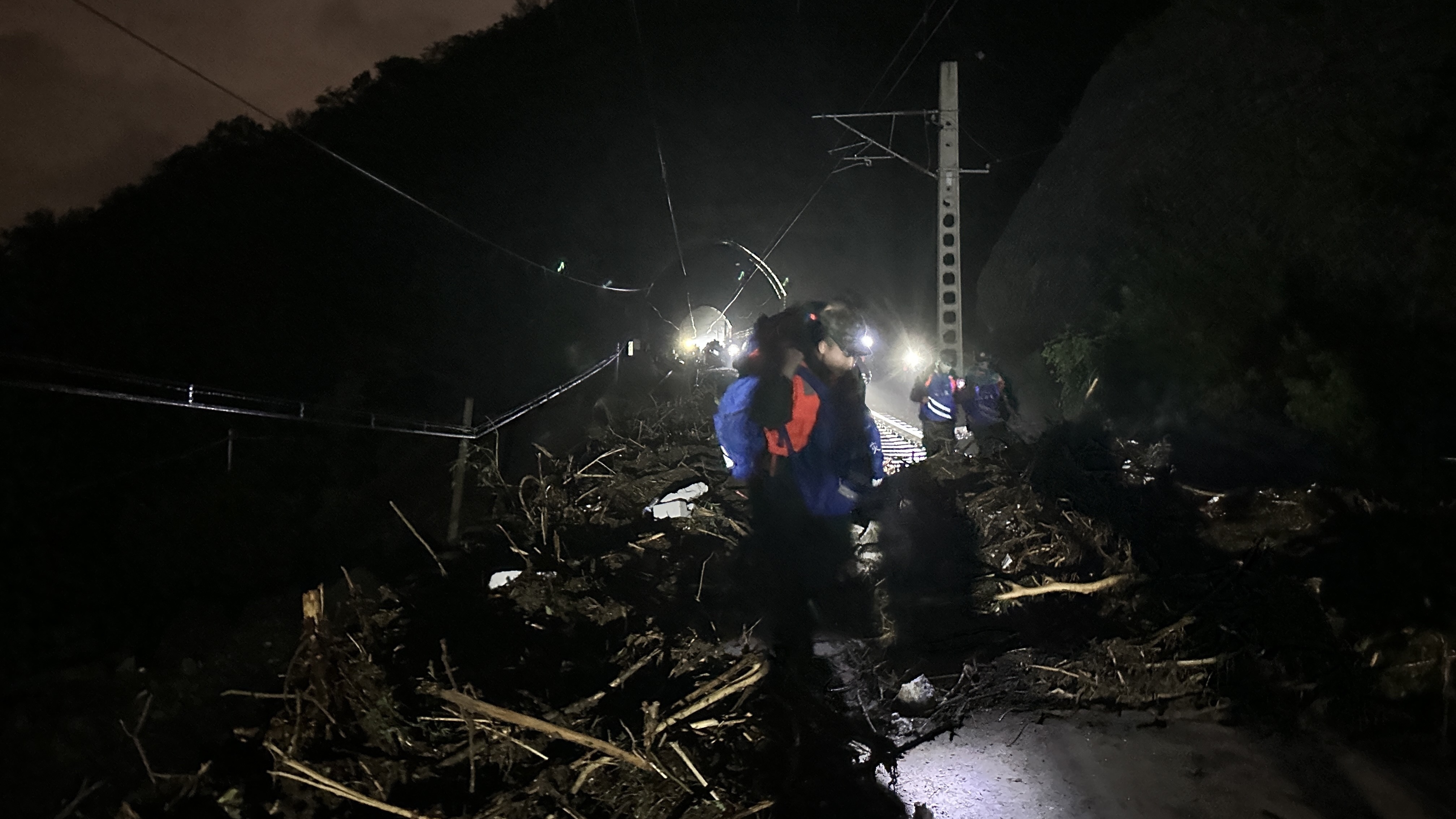 武警北京总队先头救援力量挺进落坡岭站 K396次受困乘客连夜转移 武警北京总队先头救援力量挺进落坡岭站 K396次受困乘客连夜转移