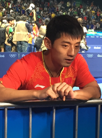 心疼!张继科腰伤严重睡觉成问题 趴护栏受访