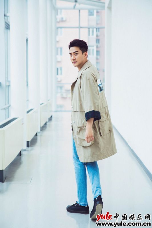 刘恺威亮相《跨界歌王》发布会 携深情低音炮