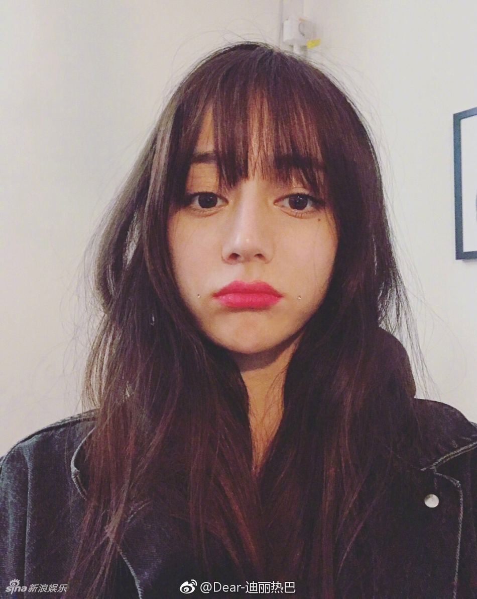 组图:迪丽热巴罕见齐刘海出镜 大眼红唇十分清纯 组图:迪丽热巴罕见齐刘海出镜 大眼红唇十分清纯