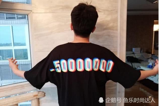 蛇哥复出!换个平台换身衣服 就人气大涨化险为