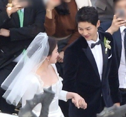 双宋婚礼现场:被花海包围 宋慧乔白色婚纱美哭! 双宋婚礼现场:被花海包围 宋慧乔白色婚纱美哭!