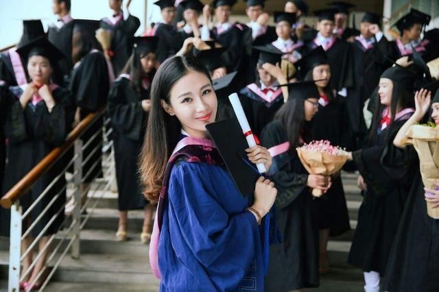 普通三本考上211大学研究生,第一学历算哪所学