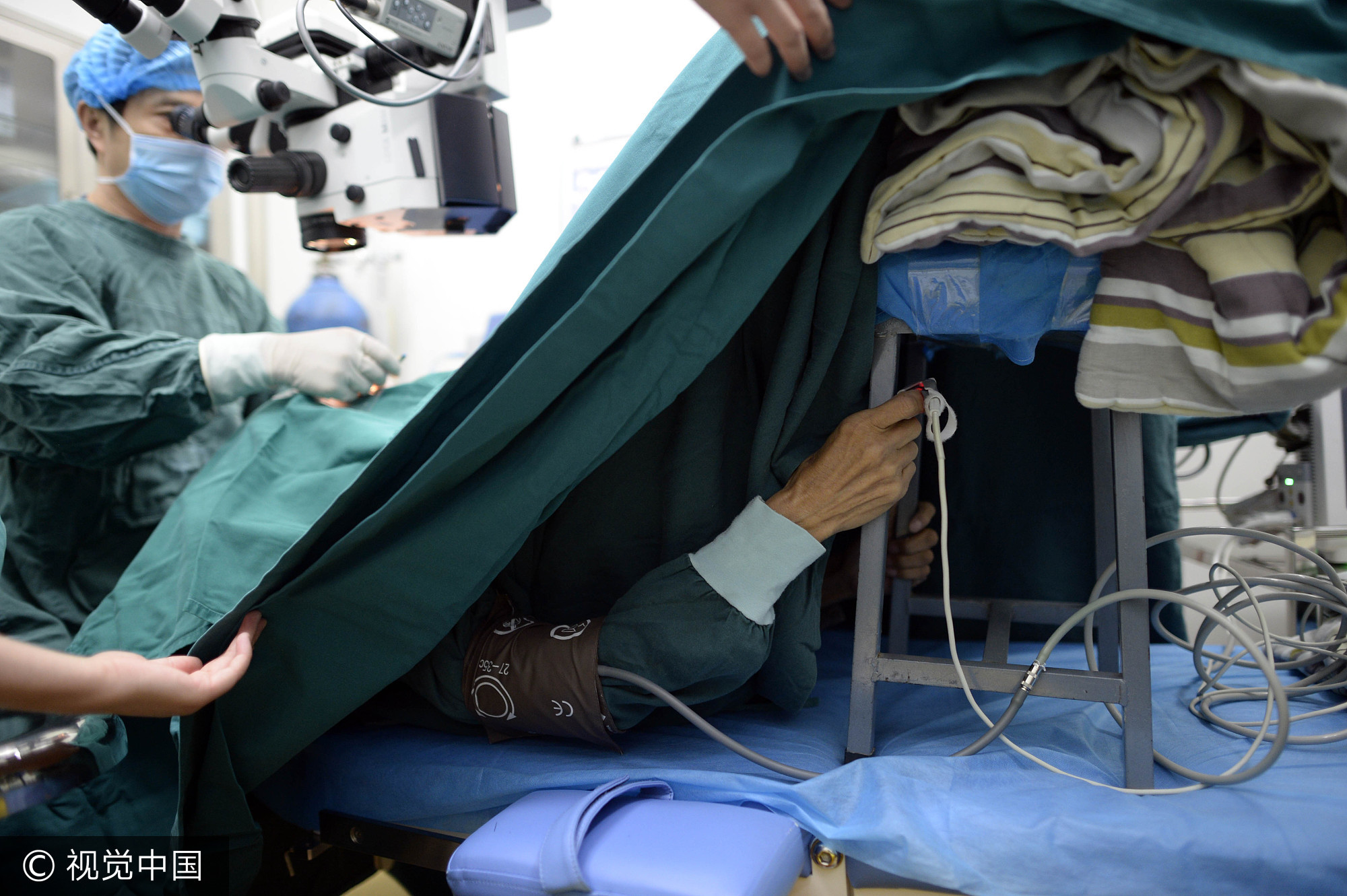 老人驼背90度 手术台为他垫1米高凳子