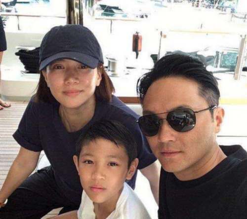 袁咏仪一家三口(资料图)