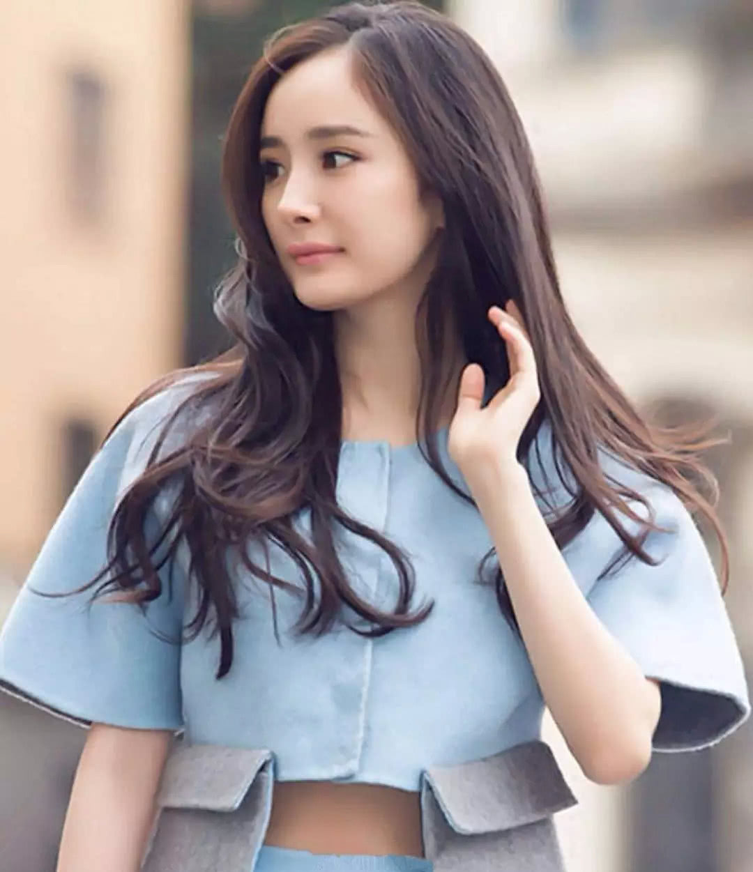 杨幂情商遭质疑,上节目不停把玩华晨宇衣服,花