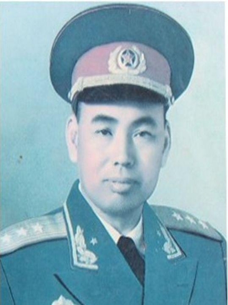 许世友(1905-1985)河南信阳人
原名许仕有，后在毛主席的建议下改名为许世友。1955年被授予上将军衔。来源：《中国共产党新闻网》