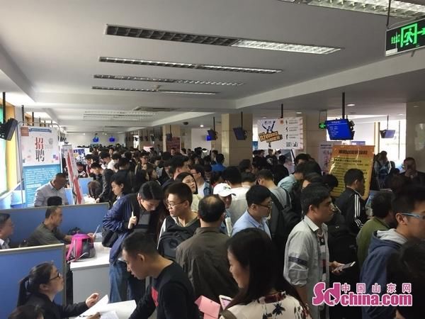 济南举办2018高校毕业生招聘会 6000余人前来
