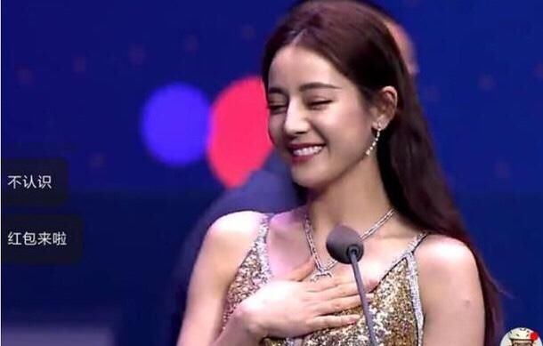 迪丽热巴礼服露半球频频捂胸,网友:太做作,愿