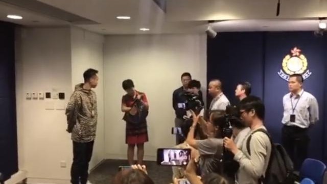 香港警方记者会上 一名内地记者遭近20名港媒记者围堵