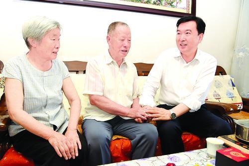 张院忠"七一"看望慰问老党员