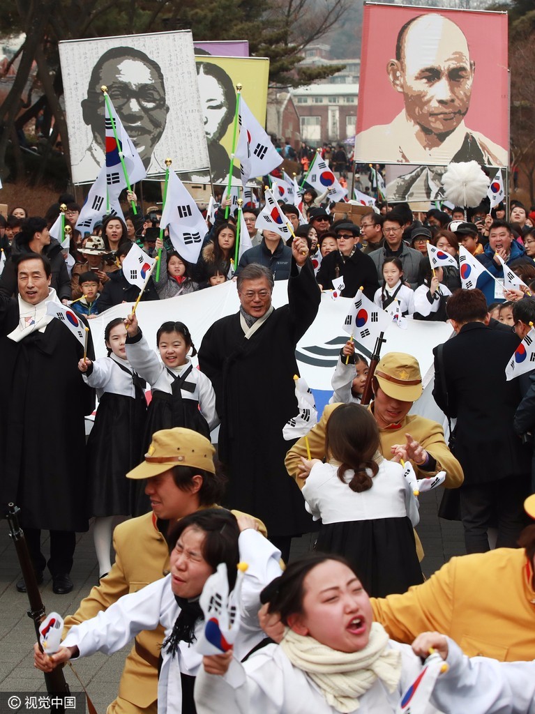 "鬼子"首尔大街强抢民女 一手搂一个