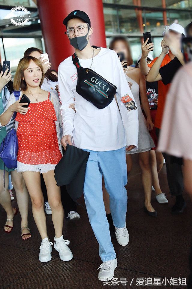 王鹤棣身穿休闲装现身机场,引大批粉丝围观追