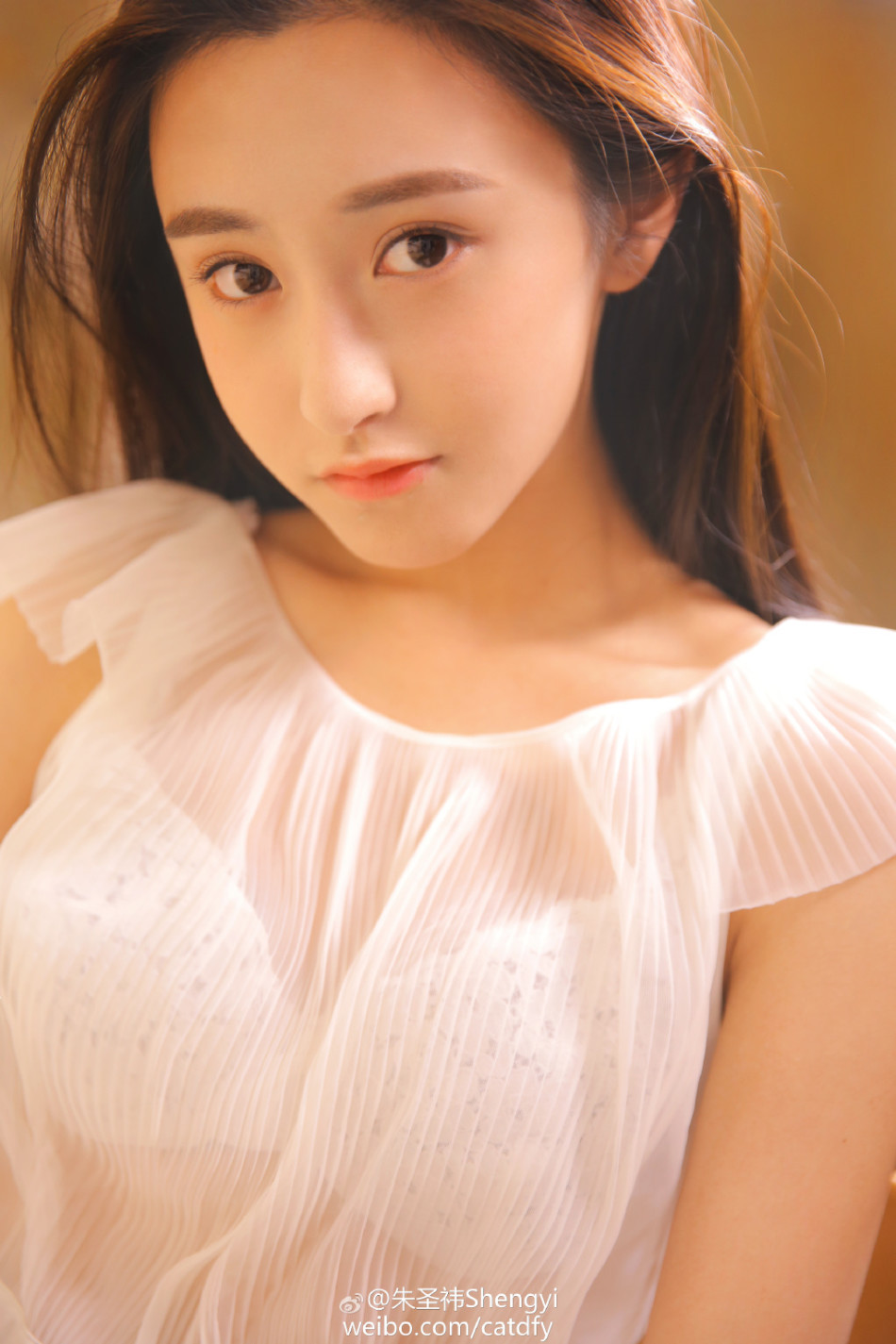 网红朱圣祎曝私房写真 水手服短裙超诱惑